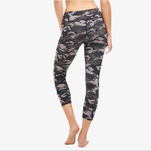 Fabletics Lima Capri Cropped Leggings Green Camo Size Small Activewear Mid Rise